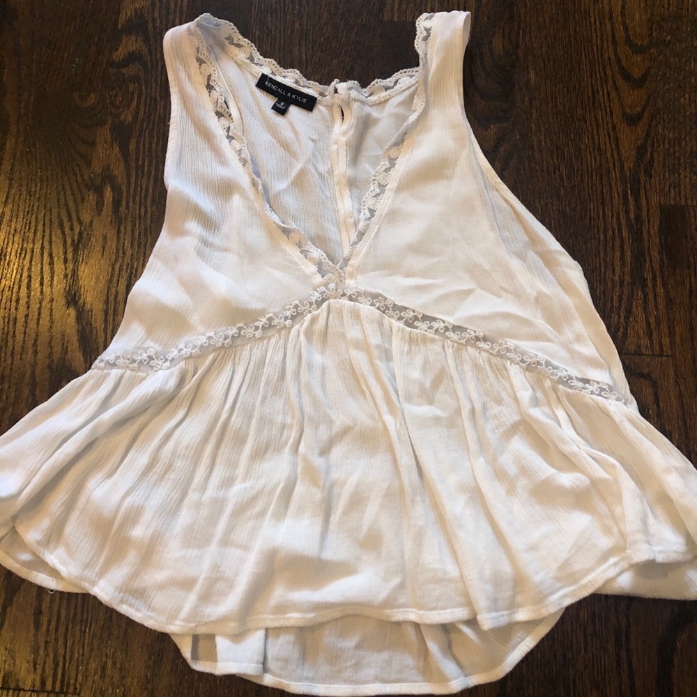 WHITE FLOWY TOP